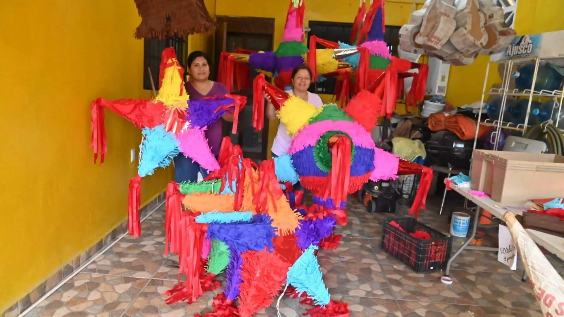 Piñatas, artesanías que es heredada de familia para darle más alegría a las fiestas decembrinas